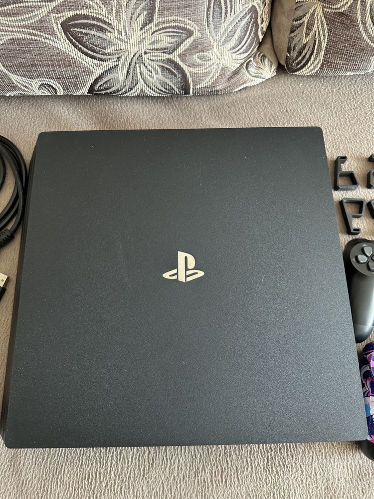 PS4 Pro 1TB + 2 джойстика + FIFA 23 + всички кабели – готов за игра!