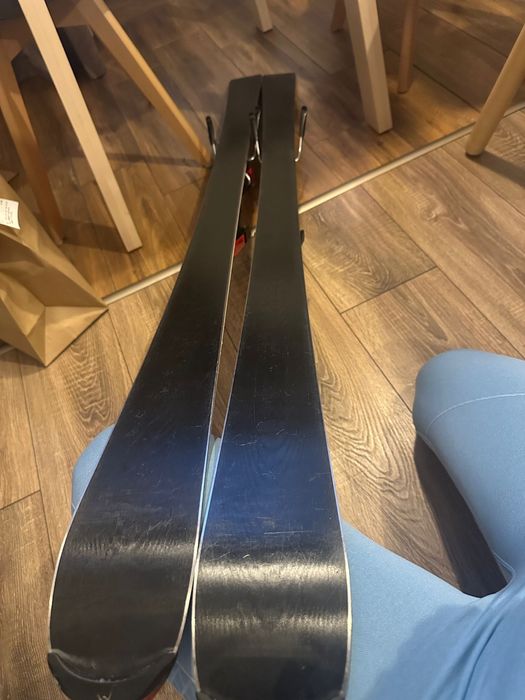 Vând schiuri bețe si clapari