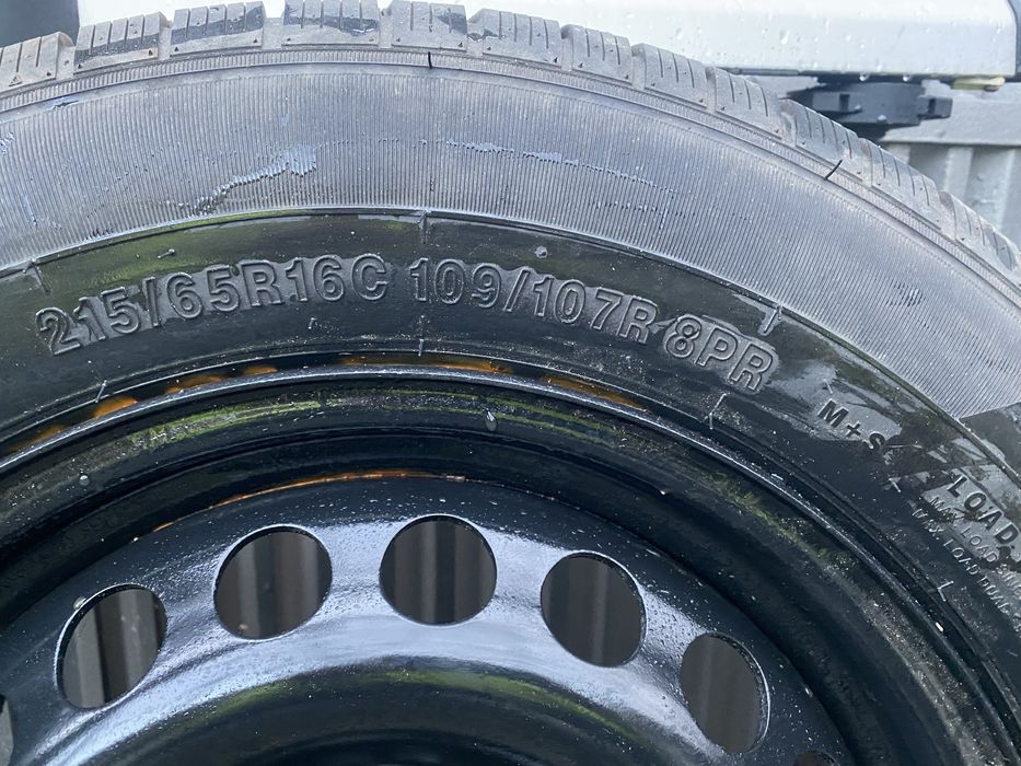 De vanzare 4 anvelope MS 215/65R16C cu jante de tabla