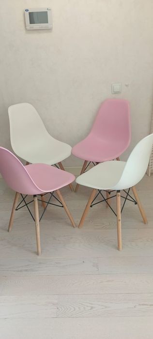 Стул Eames для гостиной