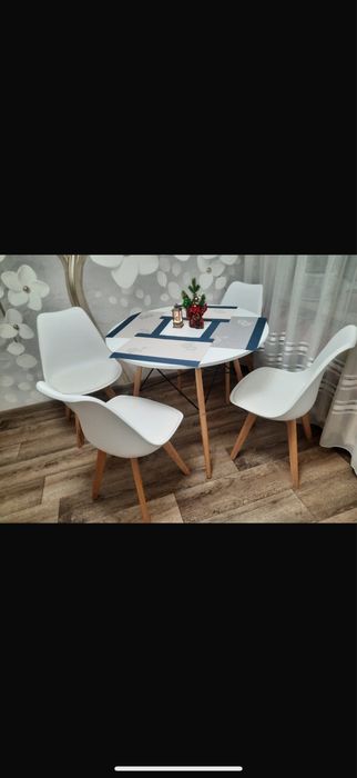 Продам   Кухонный стол и стулья