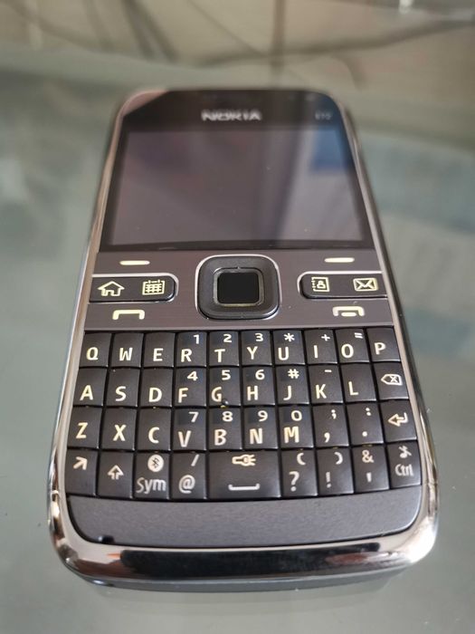 Vând Nokia E72 silver, nou, zero minute,  meniu limba română, cadou