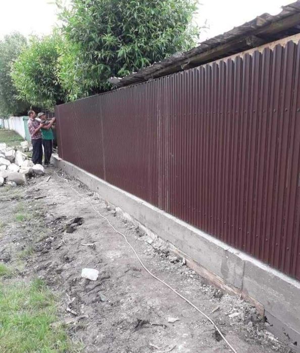 Facem garduri din plasă bordurată sau din șipcă metalică