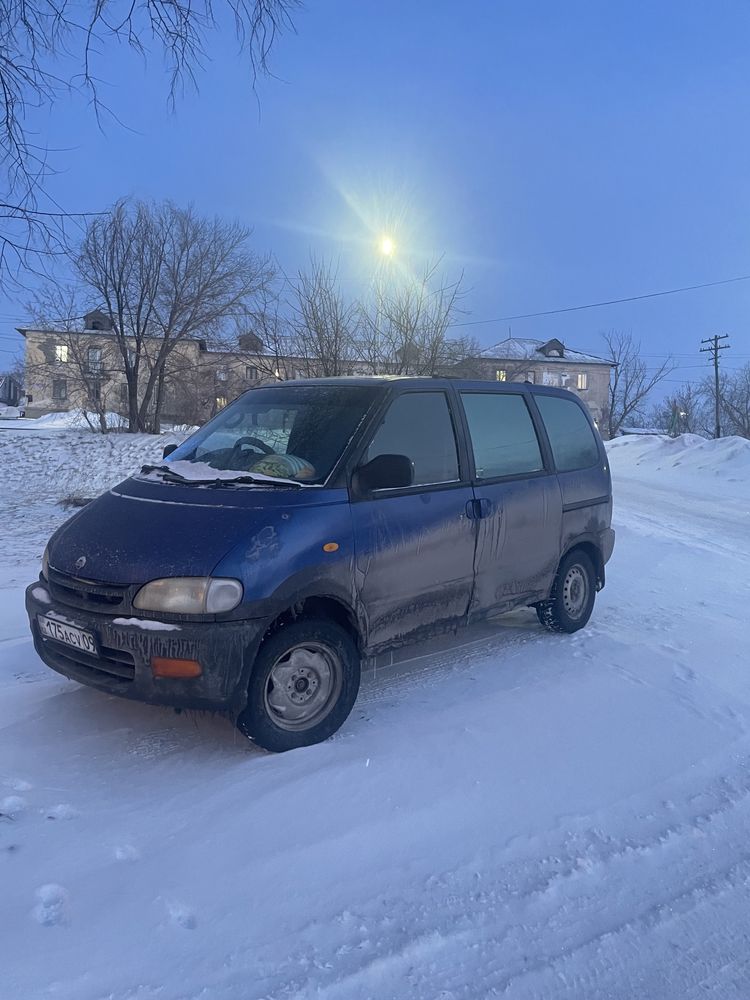 Машина Nissan Serena бус продам