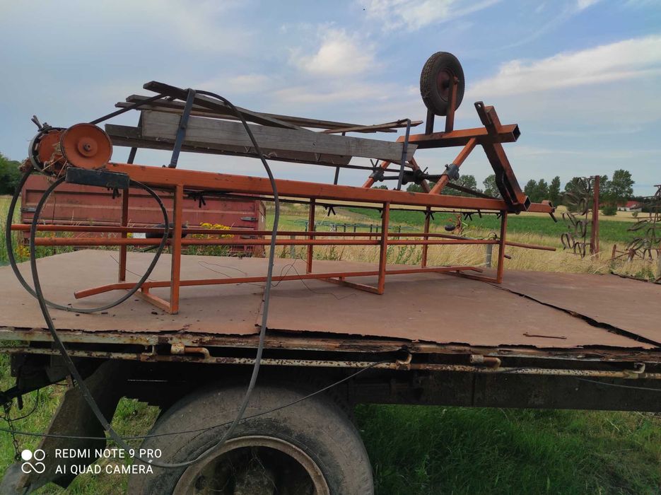 Banda încărcat baloți in remorca