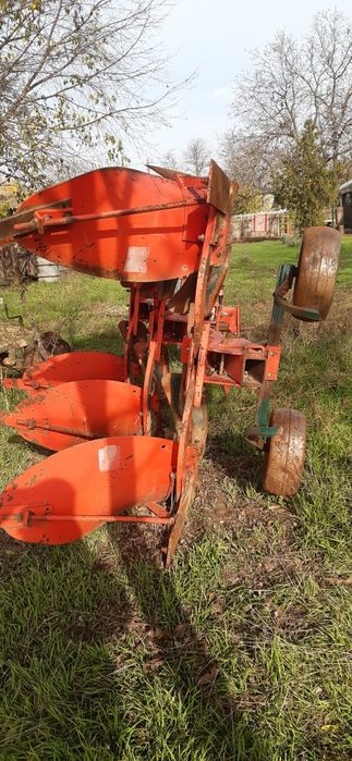 Plug reversibil cu 3 cormane