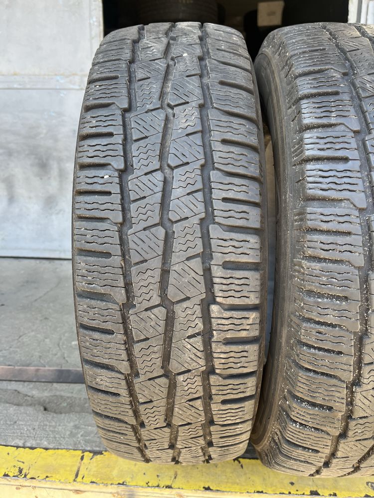 2 бр. гуми за бус 215/70/15C Michelin DOT 2822 6 mm
