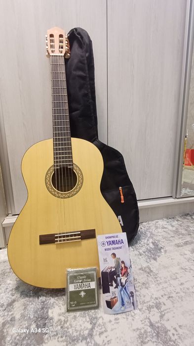 Продою гитару С40 М  гитара новая  доется чихол+новые 6 струны срочно