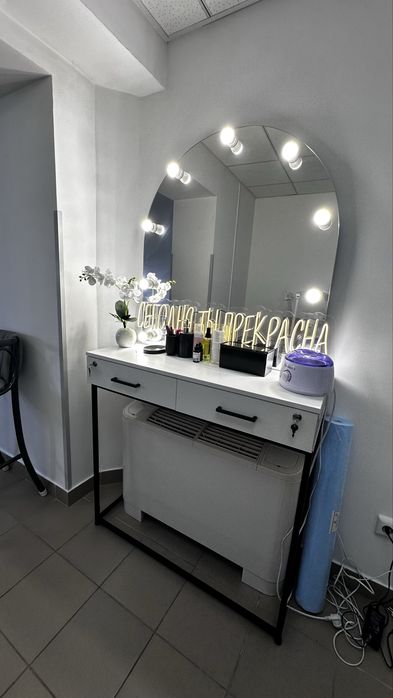 Сдаю кушетку и визажный стол