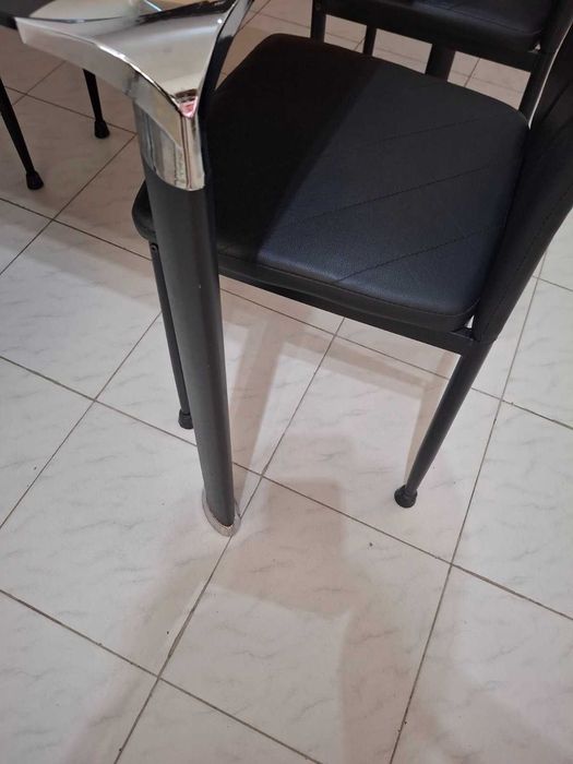 Продавам много запазени  стъклена маса И 4 кожени стола