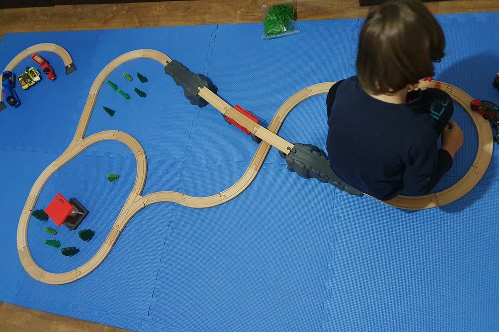 2 Seturi sine de lemn si trenulet mecanic