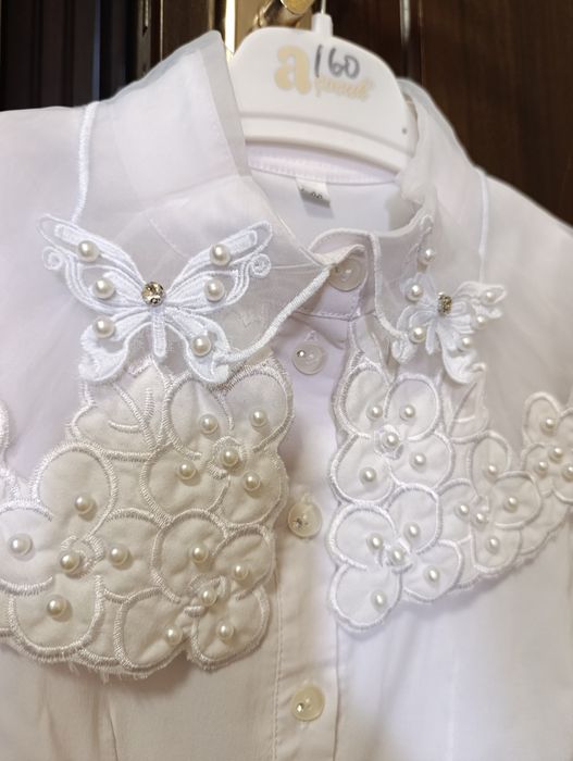 Продаются белые школьные рубашки.