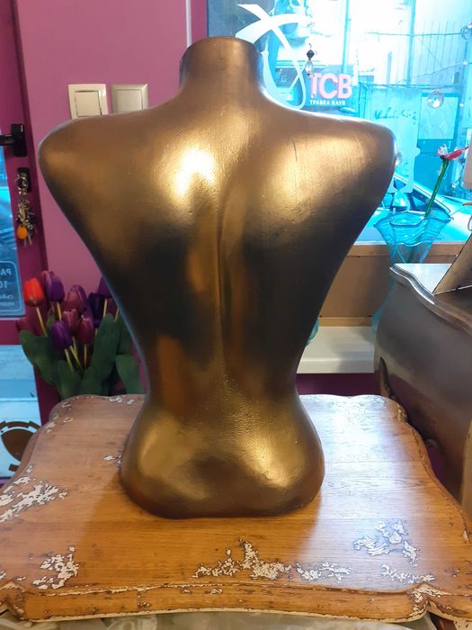 Артистични рисувани манекени от галерия