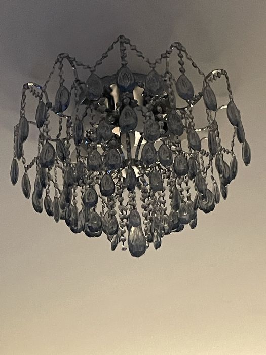 Продам люстру 6 ламп 5ть рядов подвесов красивые