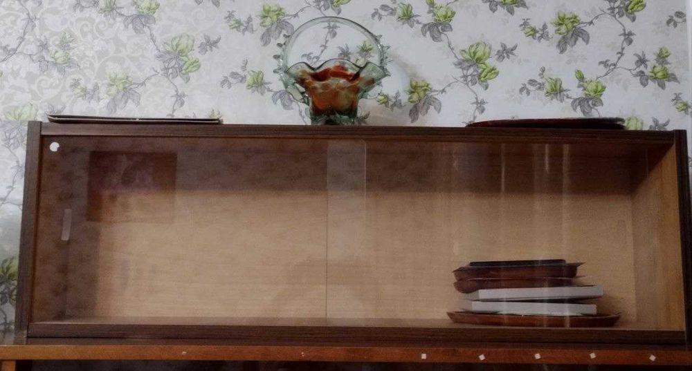 Книжные полки из дерева, с раздвижными стеклами, размером 100х23х32