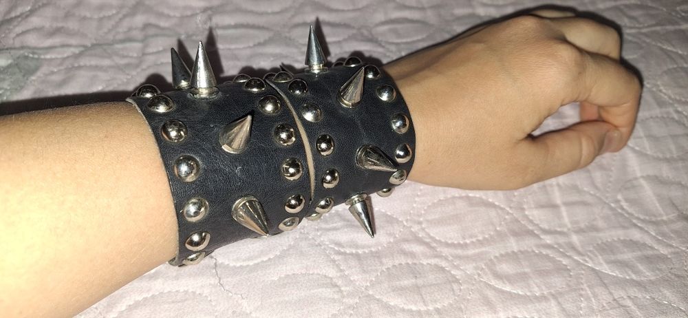 Кожаные браслеты с шипами