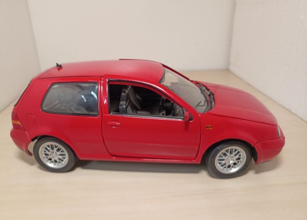 Volkswagen golf 
Scara 1:18
Bburago 

Pozele reflectă realitatea. Se v