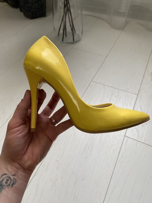 Pantofi stiletto galbeni