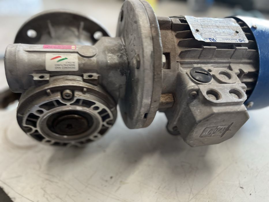 Motor electric de 0,37 kw cu reductor