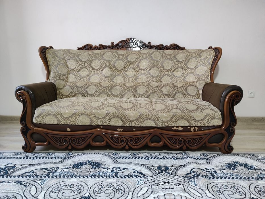 Диван с двумя креслами