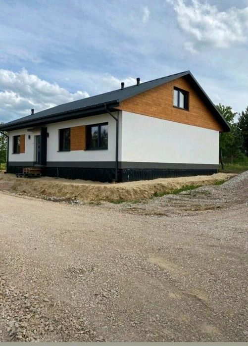 Case pe structura metalica învelite cu panouri sandwich