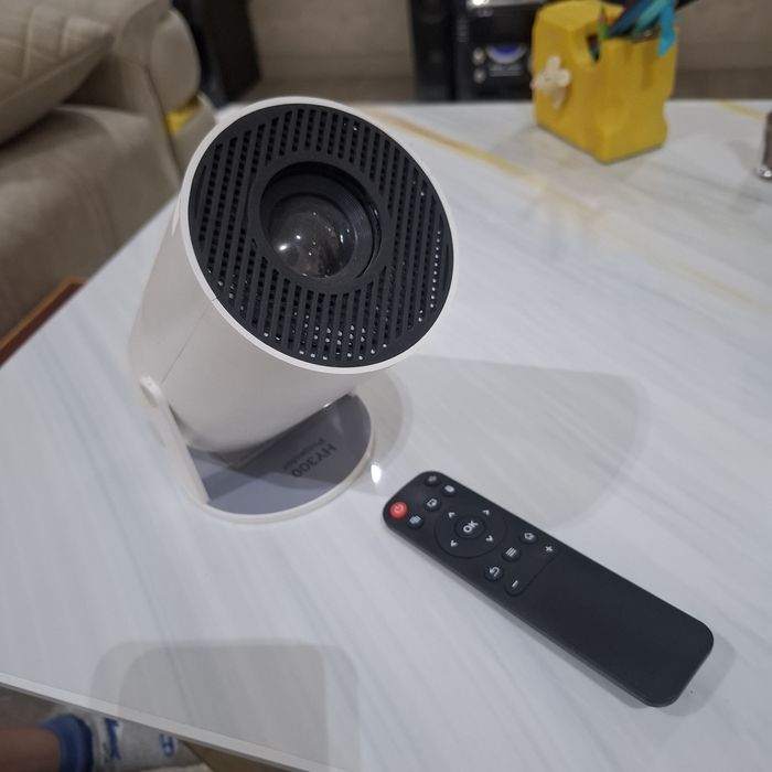 Продаю Проектор HY300