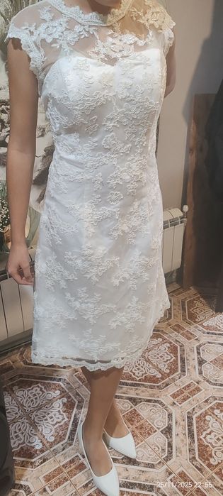 Бяла рокля под коляното