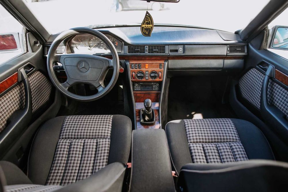 Mercedes‑Benz 200CE Vehicul istoric atestat.