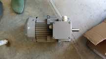 Vând motor electric .