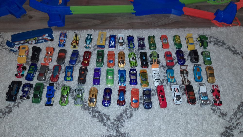 62 de mașini mici Hot Wheels + o pistă de mașini