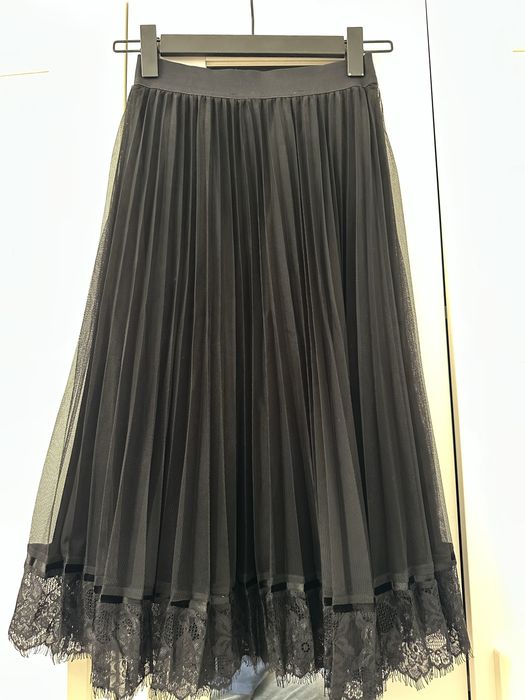 RESERVED официална пола в черен цвят- XS размер.