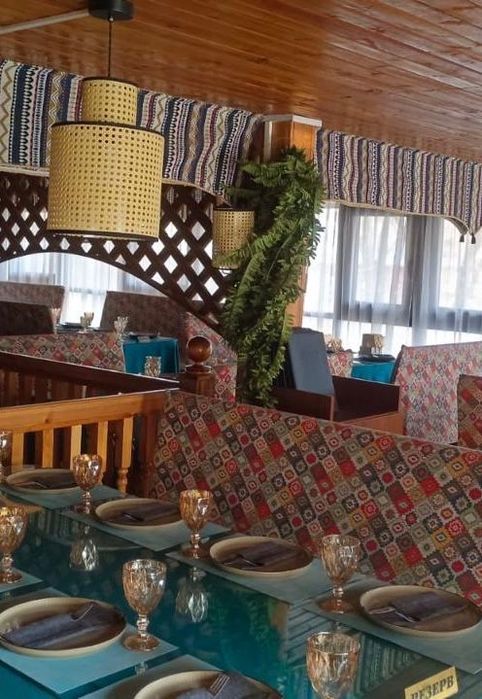 Продам комплект стол и 2 дивана