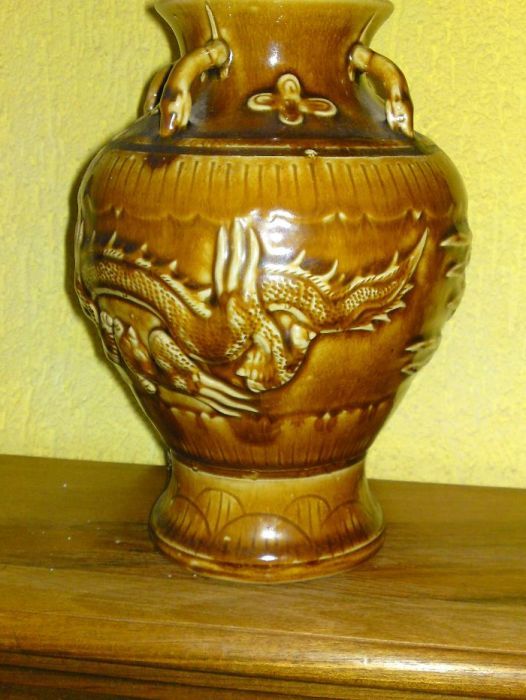 Продавам много красива Японска ваза с драконови мотиви