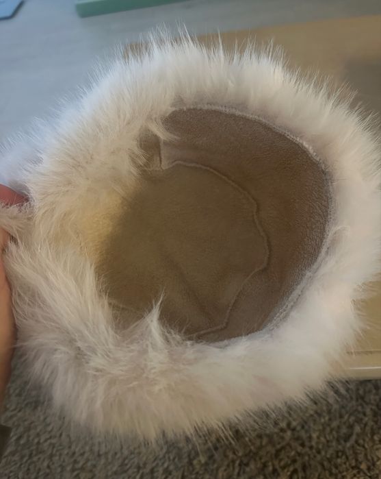 Бяла шапка от еко косъм