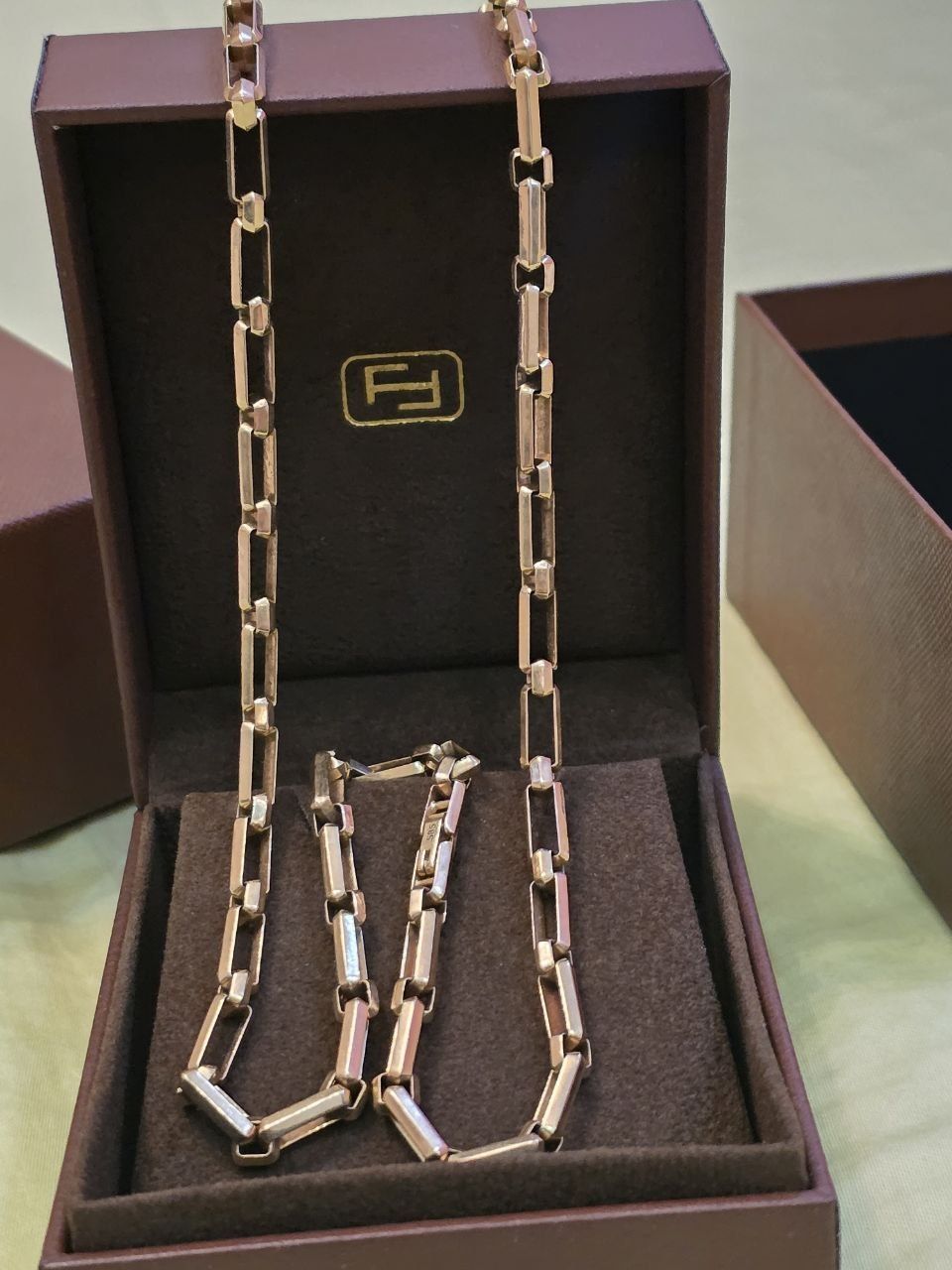 Продам золотую цепь Cartier 585 пробы вес 50 грамм.