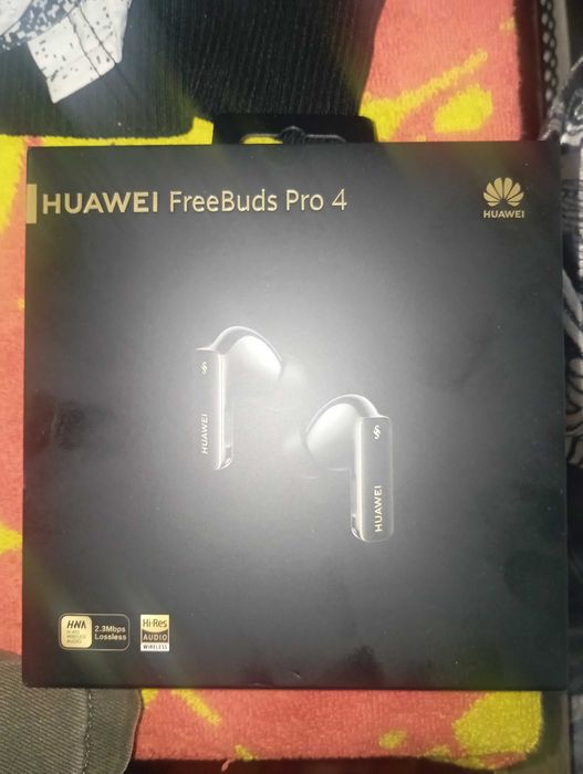 Продам наушники оригинал торг уместен.