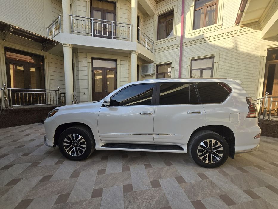 Lexus GX 460 v xoroshem sostoyanii