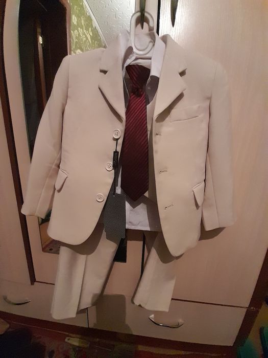 Продам новый костюм, на мальчика возраст 3-4 года