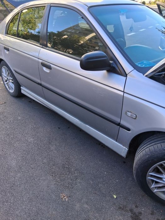 Продавам лек автомобил