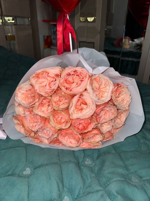 Красивый букет пионовидных роз