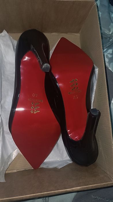 Pantofi damă, cu toc subțire stiletto din piele lăcuită neagră