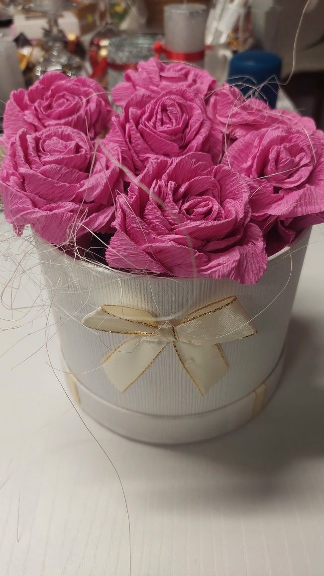 Букет в кутия със сапунени или креп цветя и/или бонбони