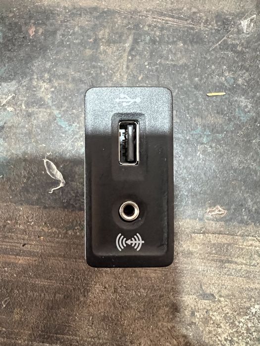 Conector USB Auxiliar VW Golf / Passat Mib 2 5G0 035 222 C