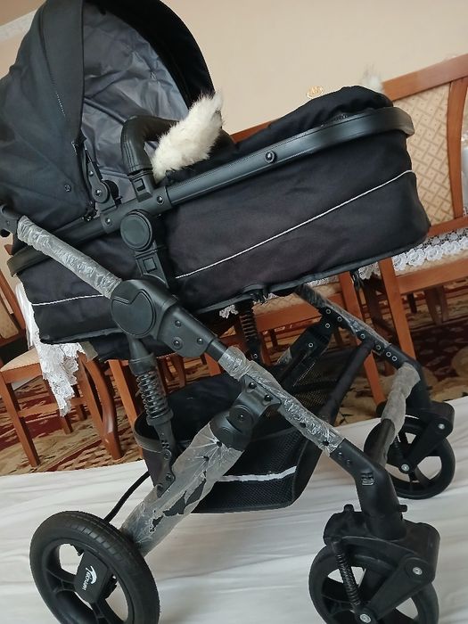 Shu bolalar kolyaskasi sotiladi 140$ga olingan holati yahshi yengi