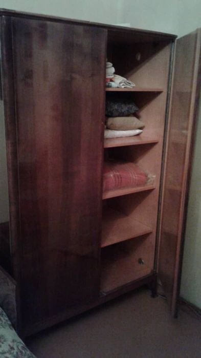 Шкаф бельевой с полками