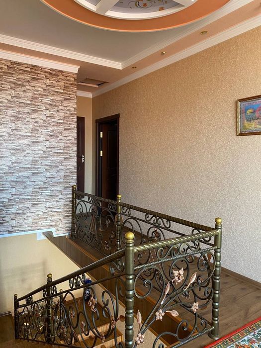 Мирзо Улугбек РН    Центр  Луначарский 5-сот 5-ком 1300