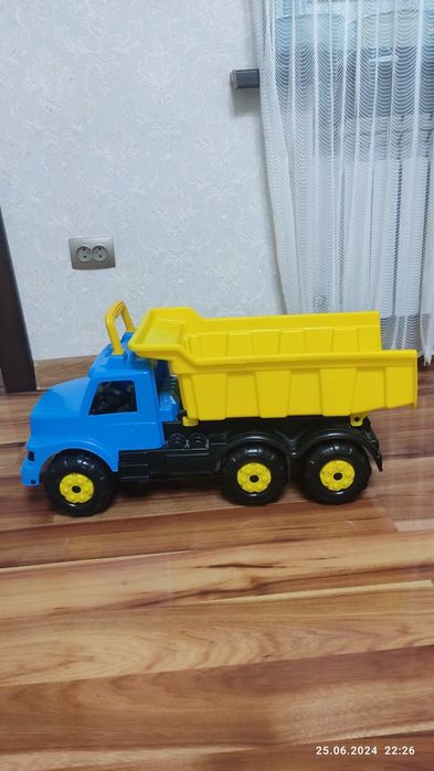 Продам игрушки 2 машины