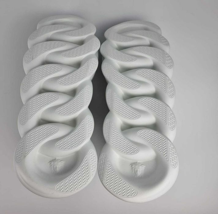 Versace chain reaction