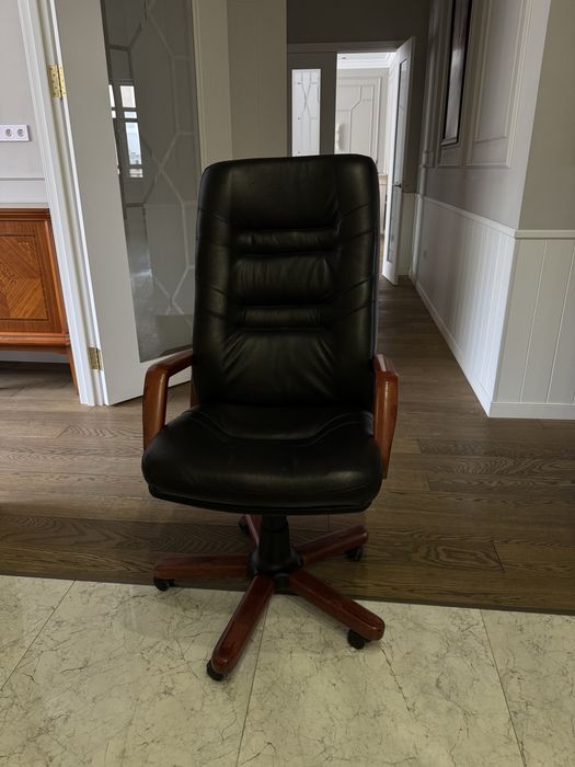 Кресло руководителя, офисное кресло директора