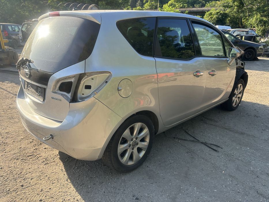 Опел Мерива на части.